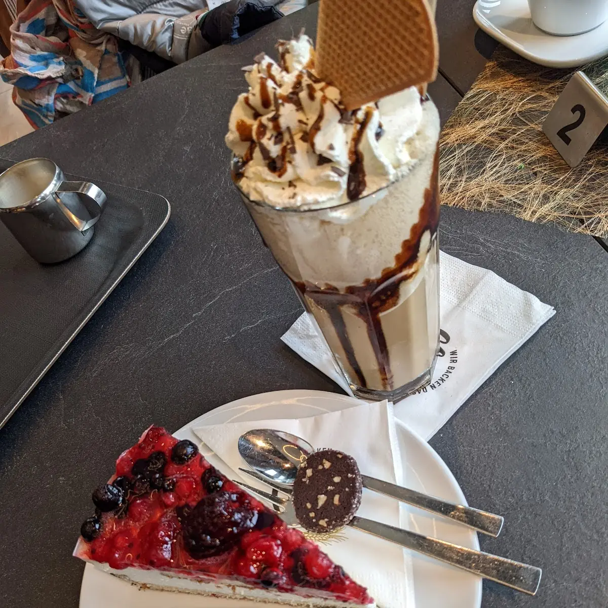 Joghurtwaldfruchtsahnetorte Mit Eiskaffee
