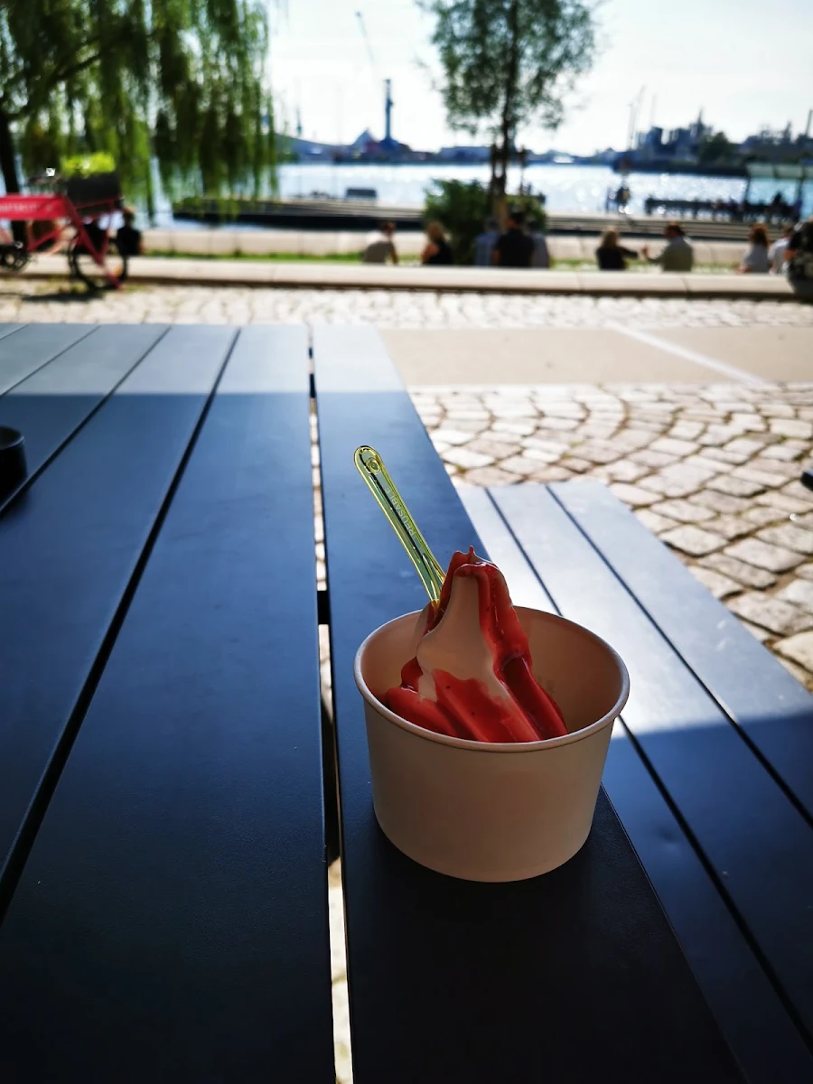 Softeis Mit Erdbeersauce