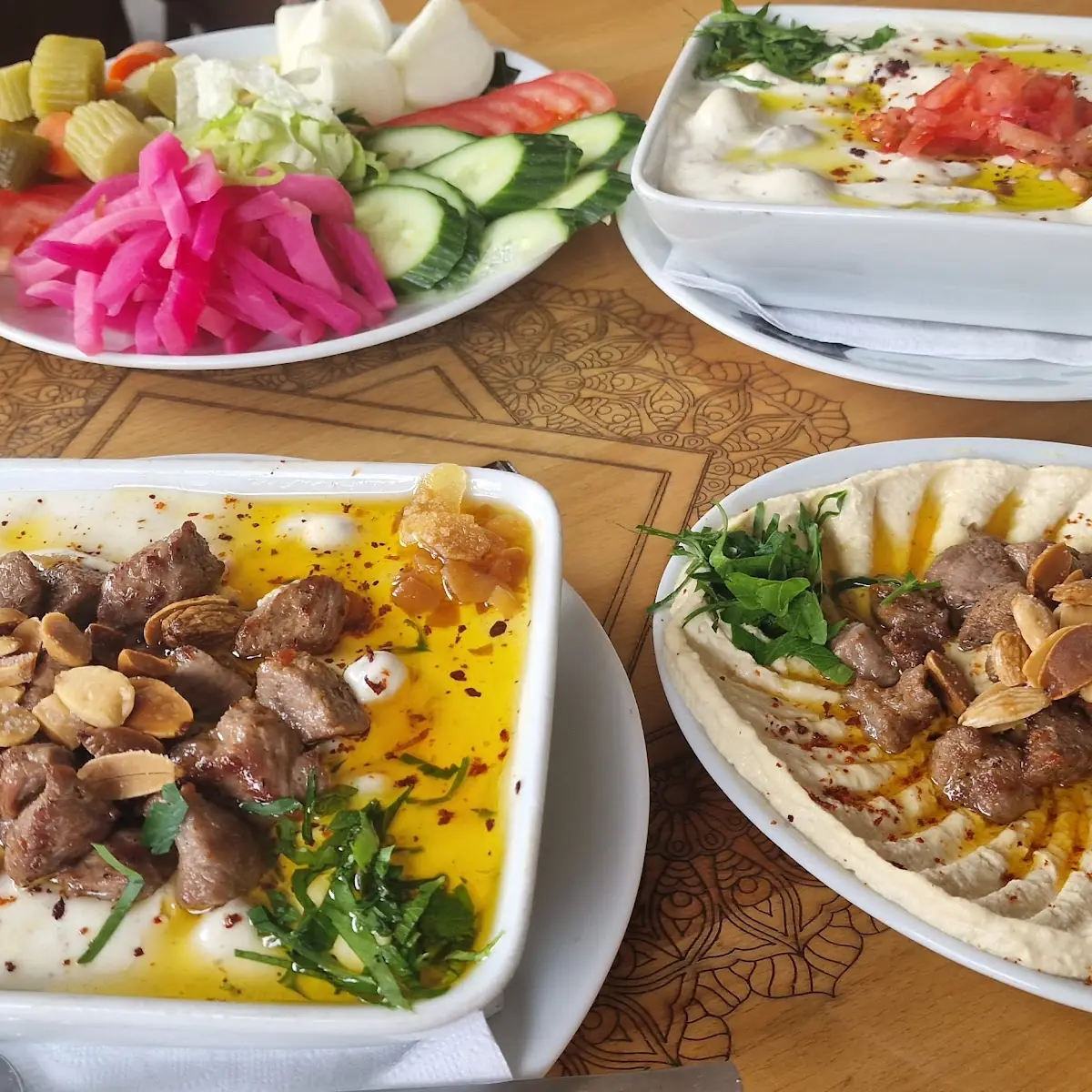 فتة لحمة ومسبحة حمص, Orient