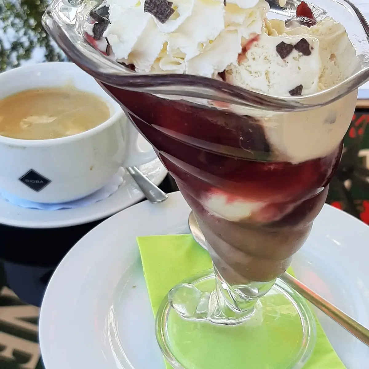 Kirscheisbecher