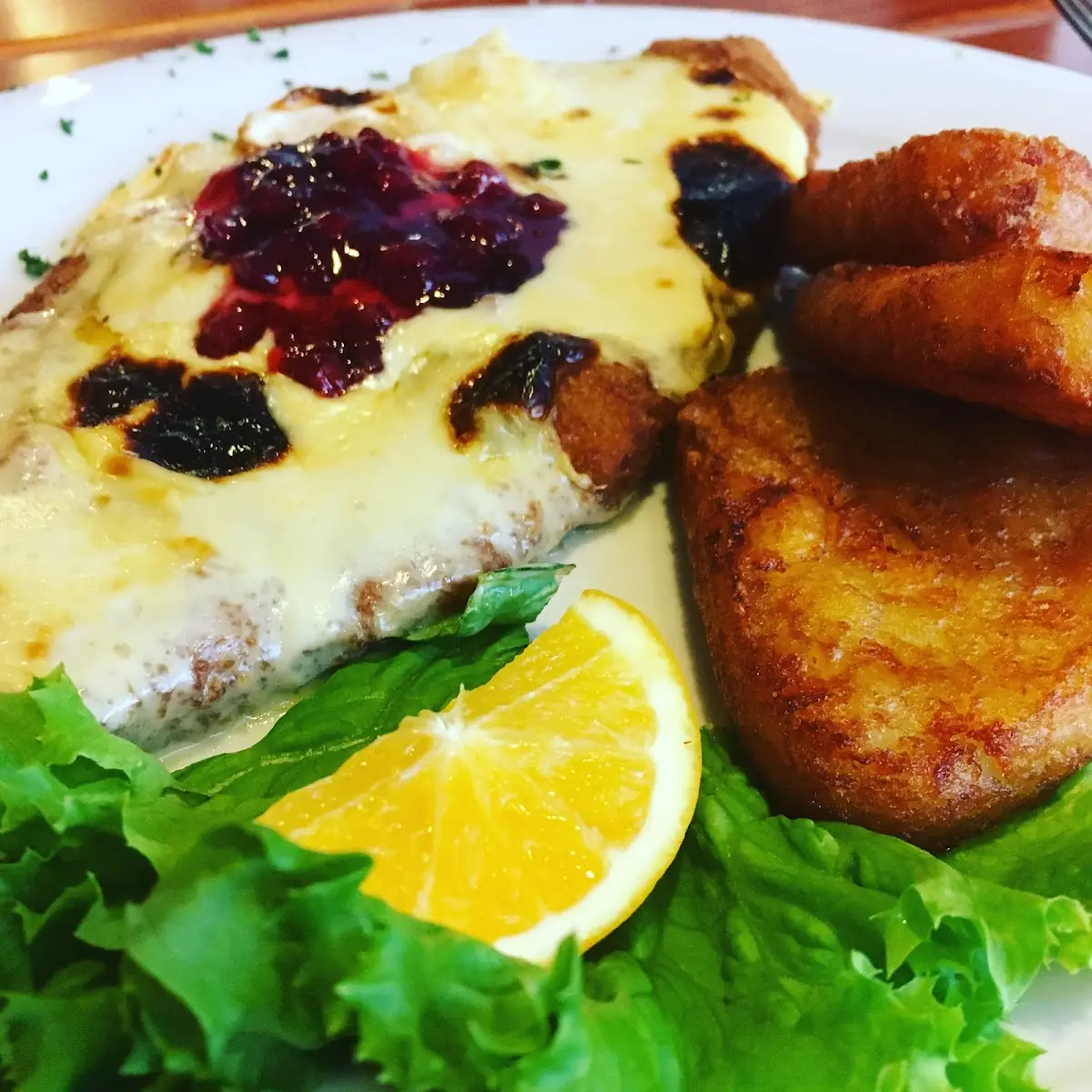 Schnitzel Überbacken Mit Preiselbeeren, Breitenbacher Hof - Hotel Restaurant