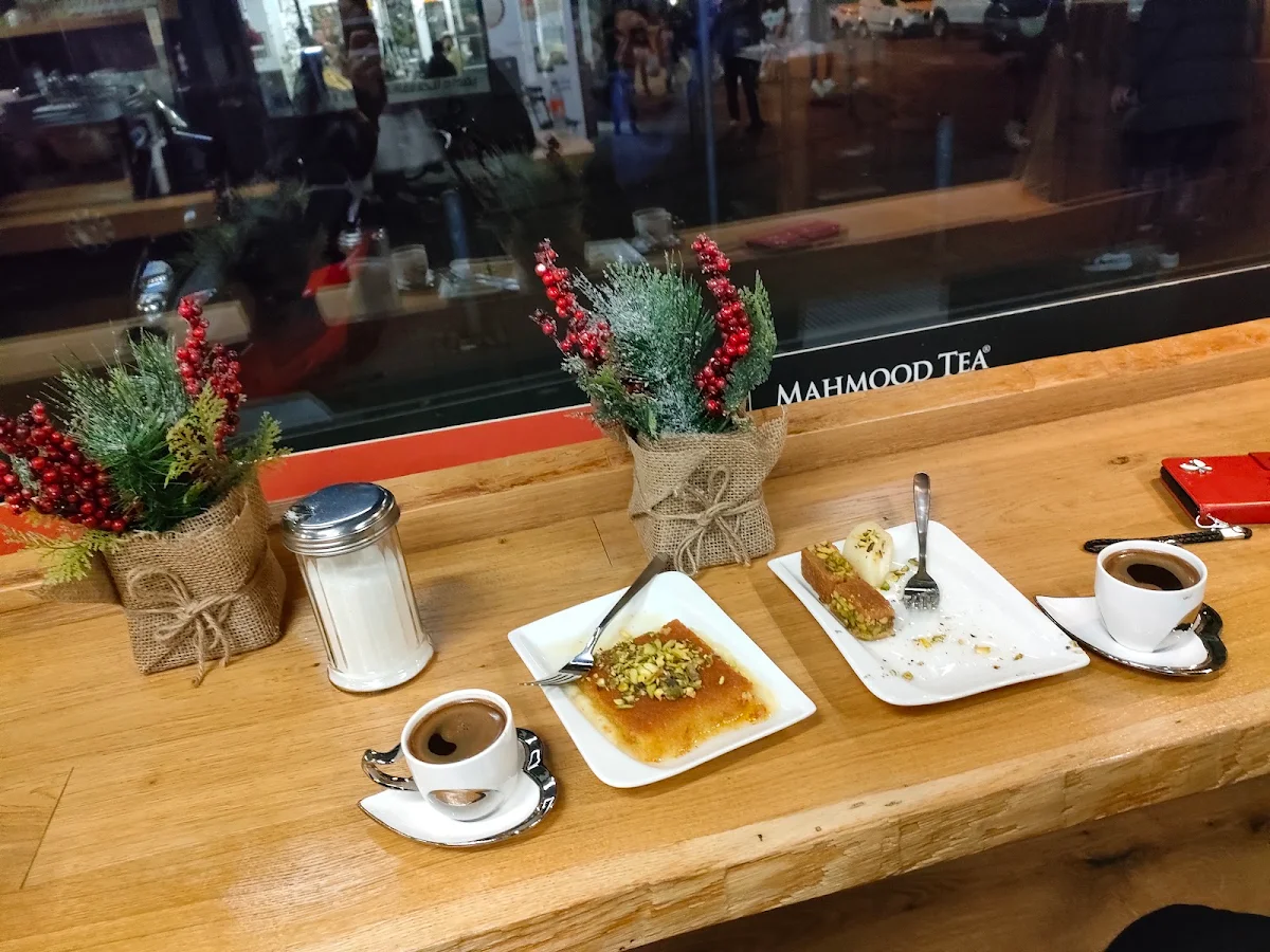 طبق حلاوة جبن وبلورية, Jon Supermarkt - coffee | nuts | sweets Wiesbaden