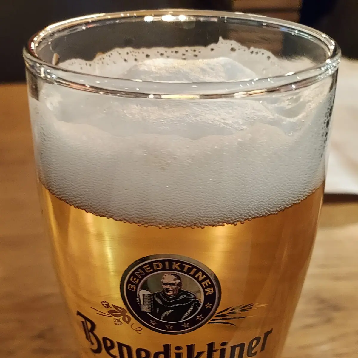 Benediktiner Hell, König-Pilsener Wirtshaus