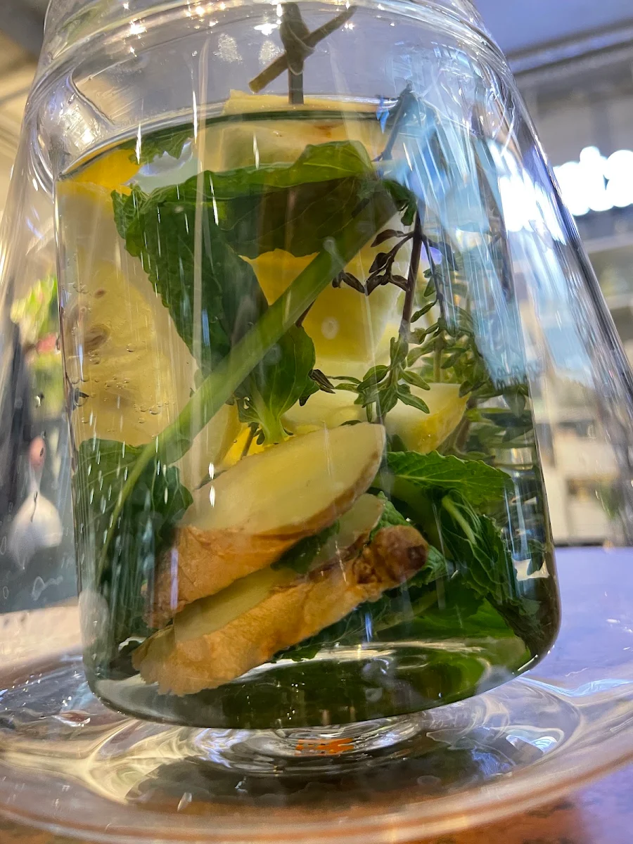 Mit Ananas, Morgentau Café & Floristik