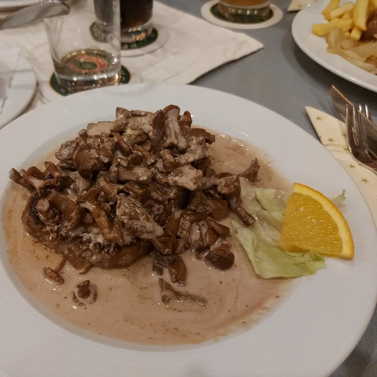 Essen und Trinken, Gaststätte Zur Tribüne