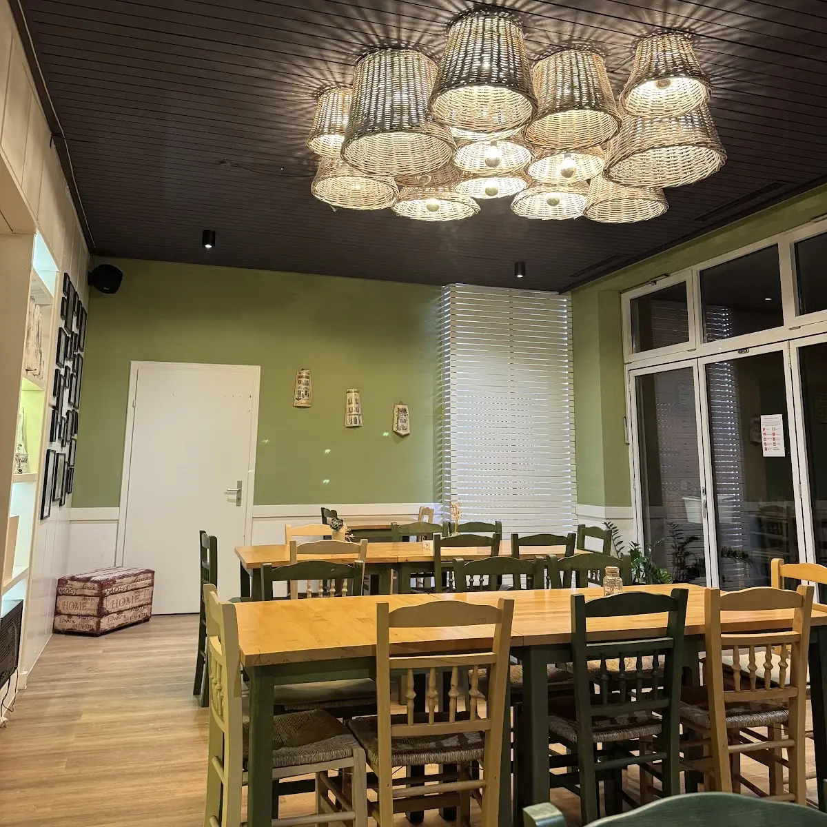 Atmosphäre, Blaue Olive Taverne