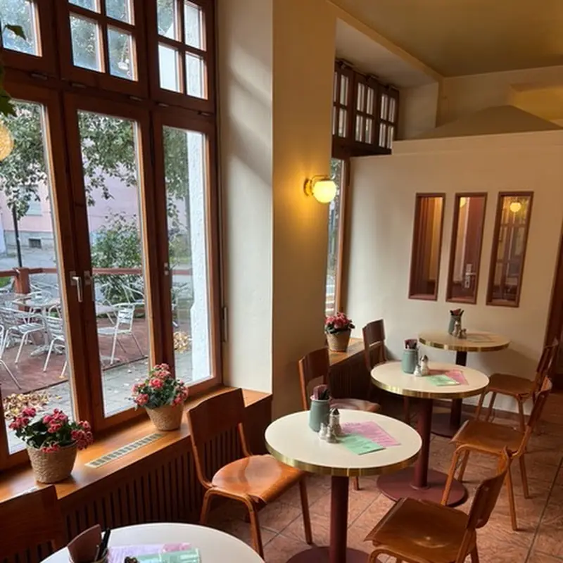 OM NOM NOM CAFÉ