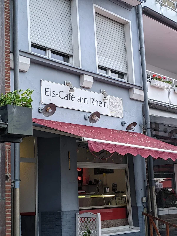 Eis-Café am Rhein