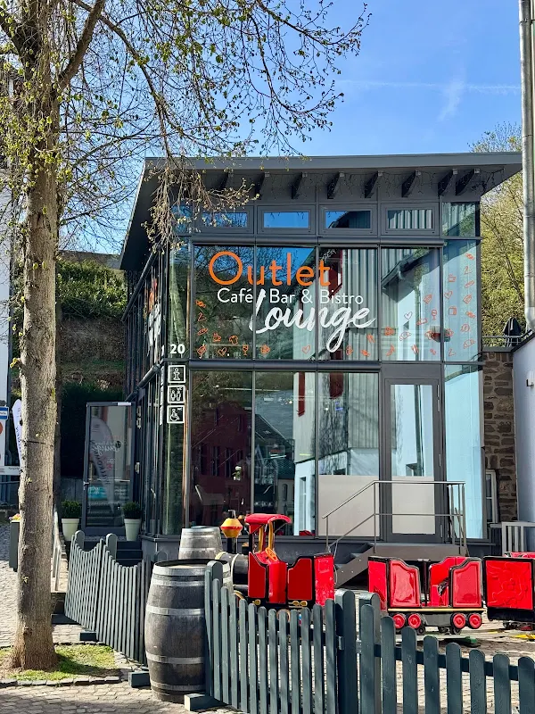 Outlet Lounge