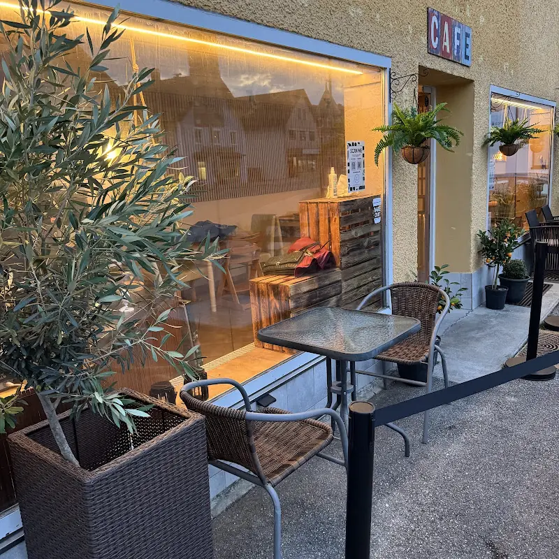 Momo Nana Café & Bistro