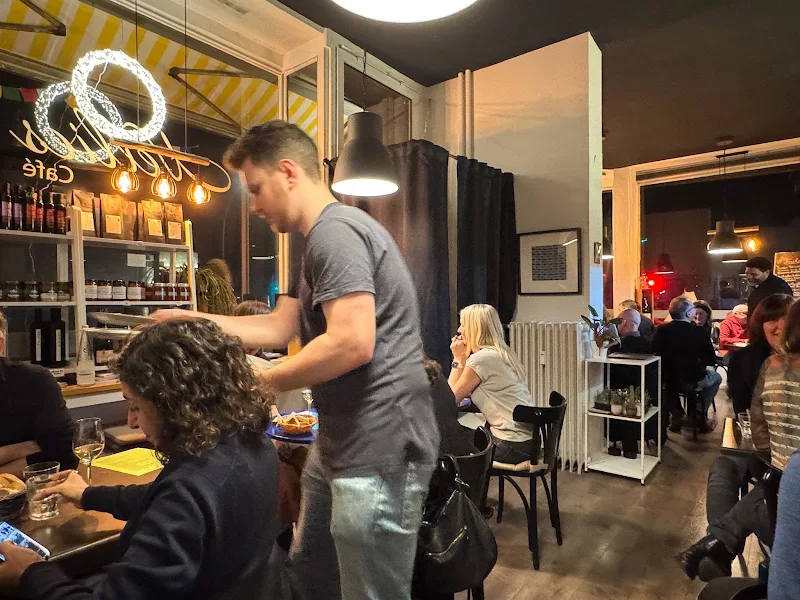 Nellies Café