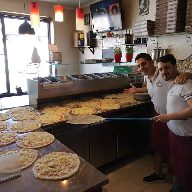 Pizzeria La Strada Pizza-Service