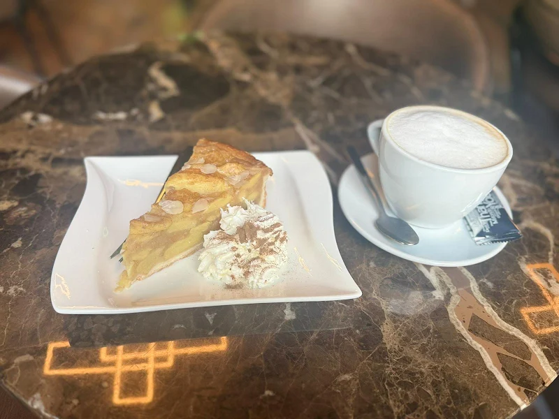 Eight Cafe & Bar