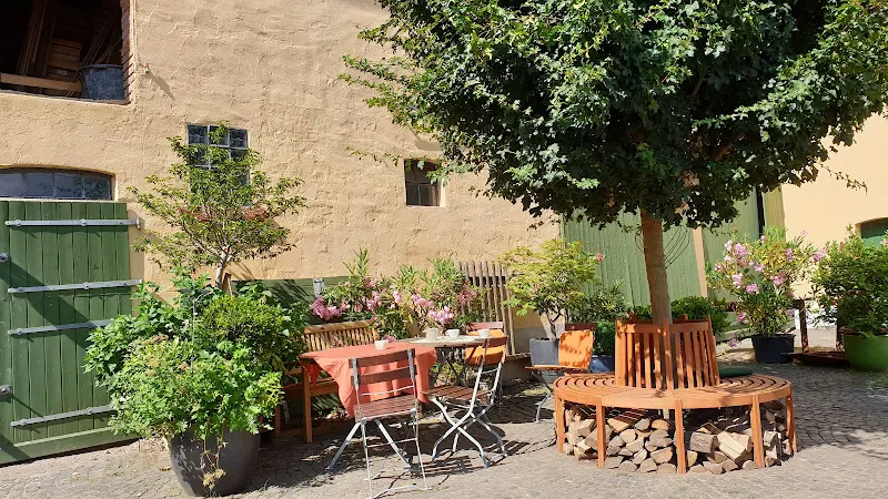Heckelmann Familienhof - Spargel, Erdbeeren, Kürbisse, Hofcafe "Altes Zollhaus"