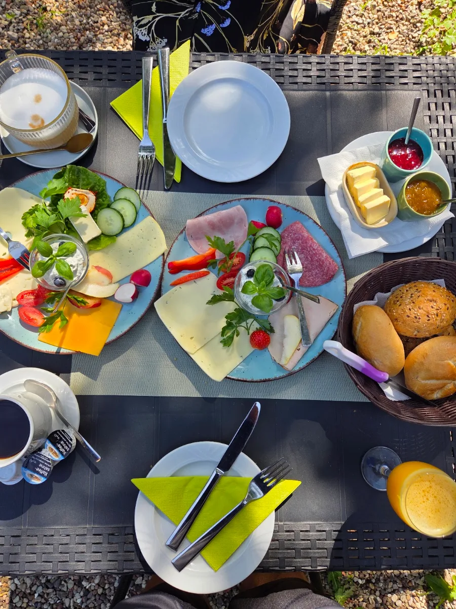 Essen und Trinken, Hüli’s Café