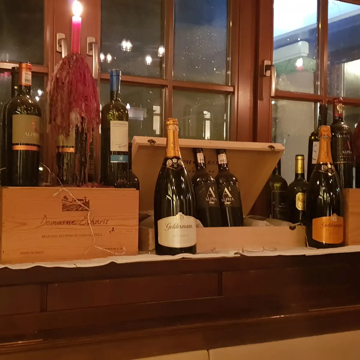 Atmosphäre, Taverna Tichero