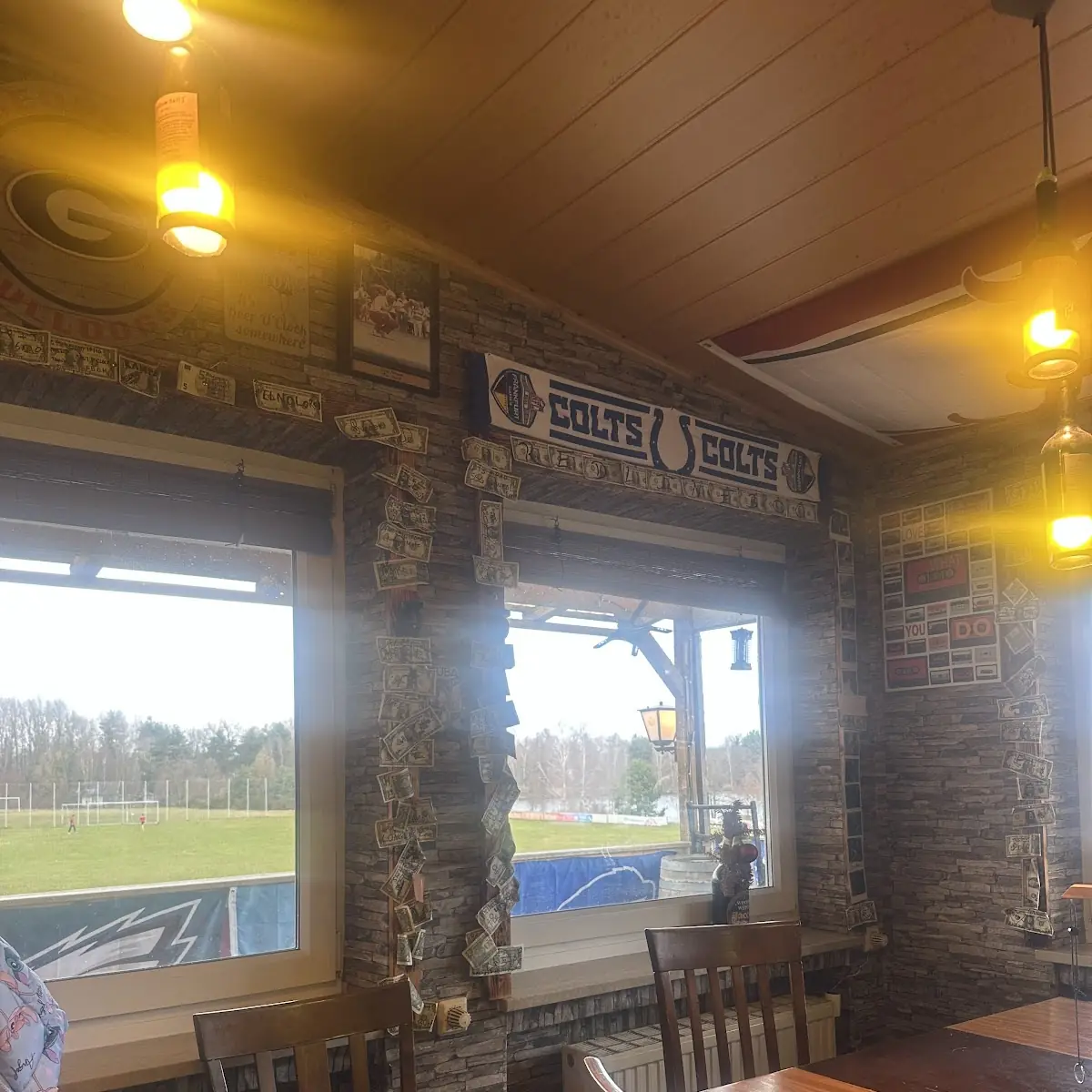 Atmosphäre, Happy’s Sports Bar