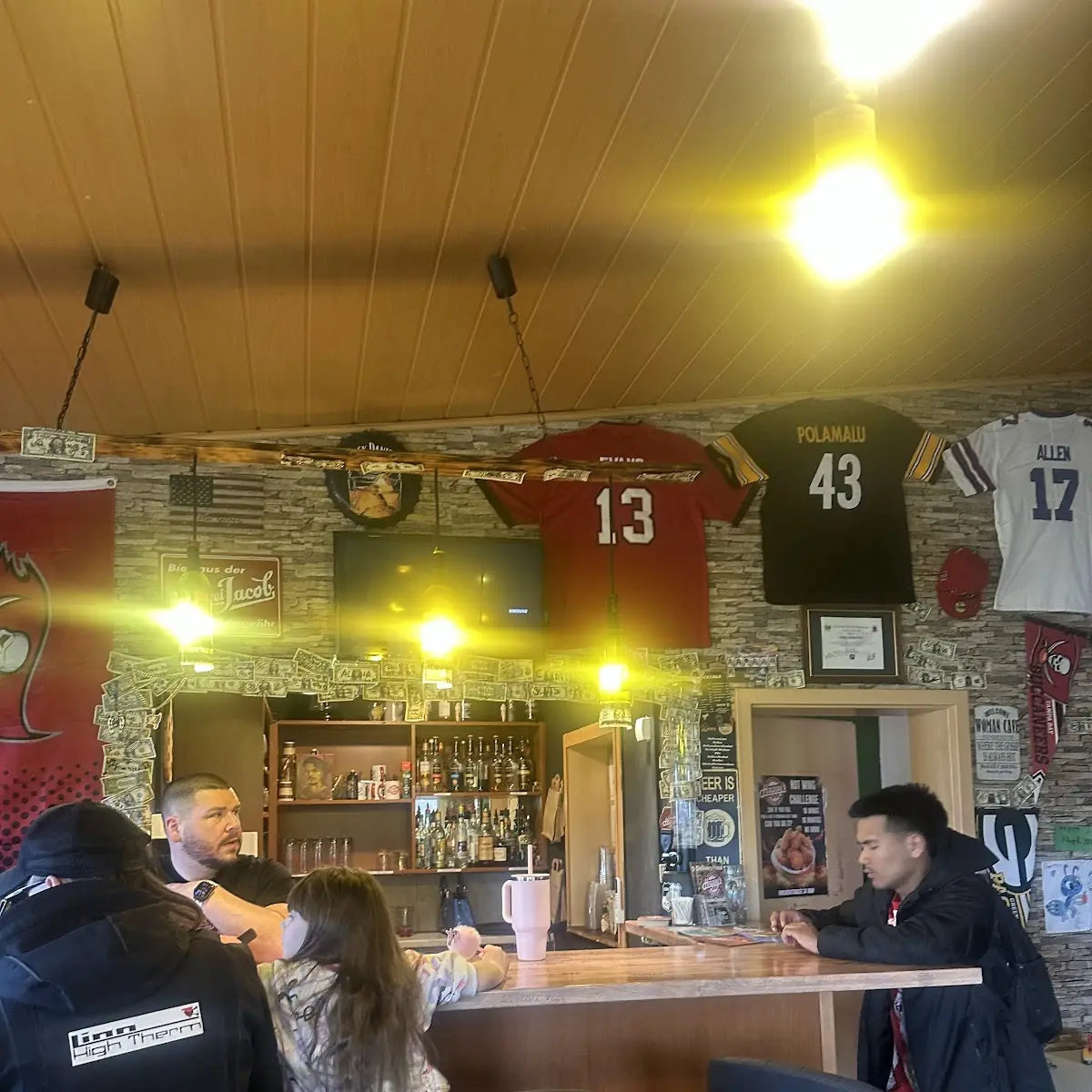 Atmosphäre, Happy’s Sports Bar