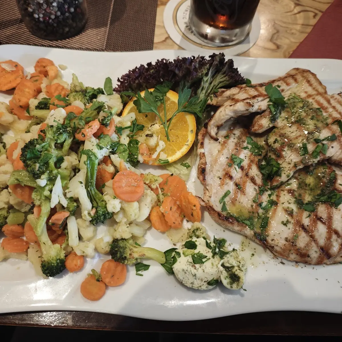 Essen und Trinken, Athos Beedenbostel GmbH & Co KG