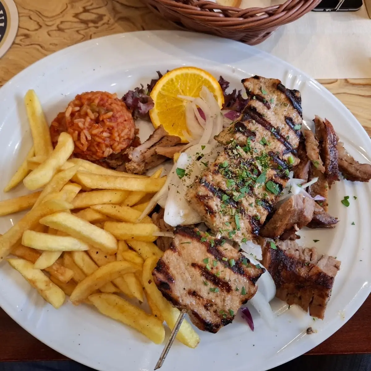 Essen und Trinken, Athos Beedenbostel GmbH & Co KG