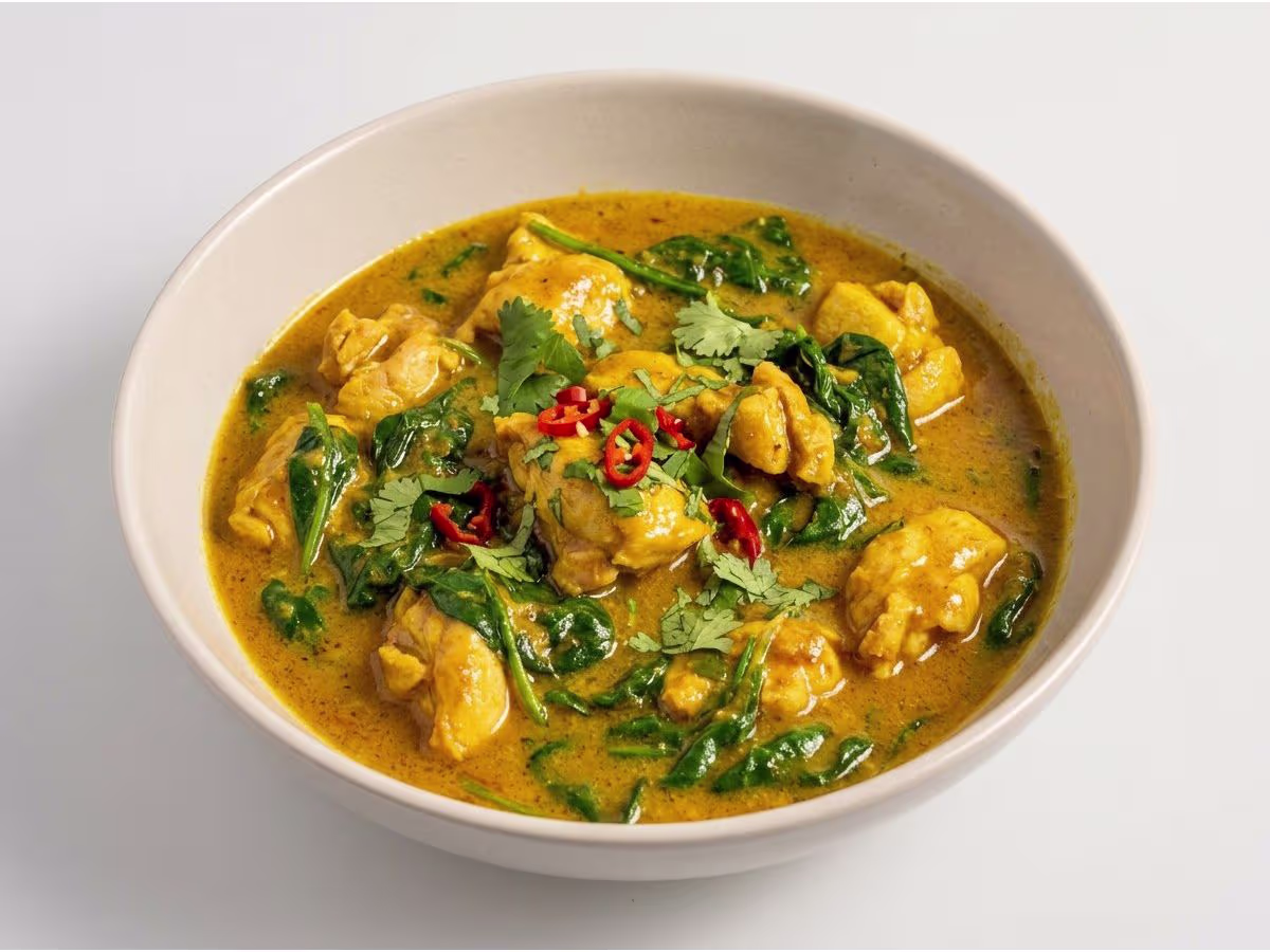 Hähnchenfleisch mit Spinat in Currysauce