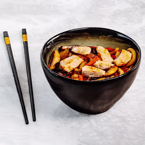 Udon mit Gemüse und Hähnchen