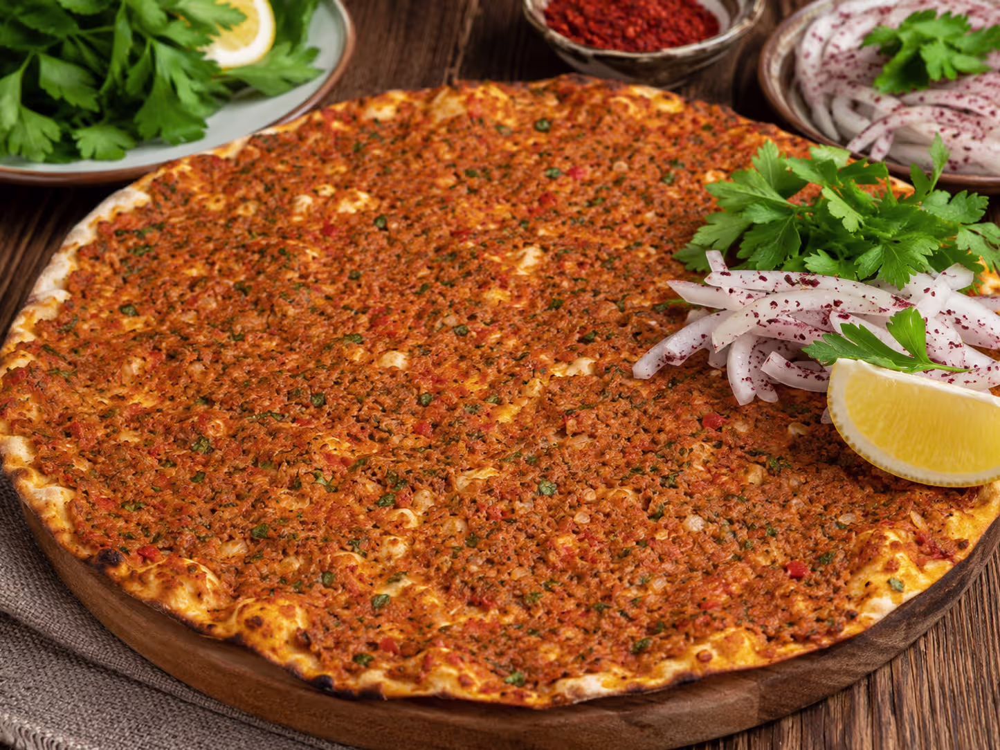 Lahmacun mit Salat